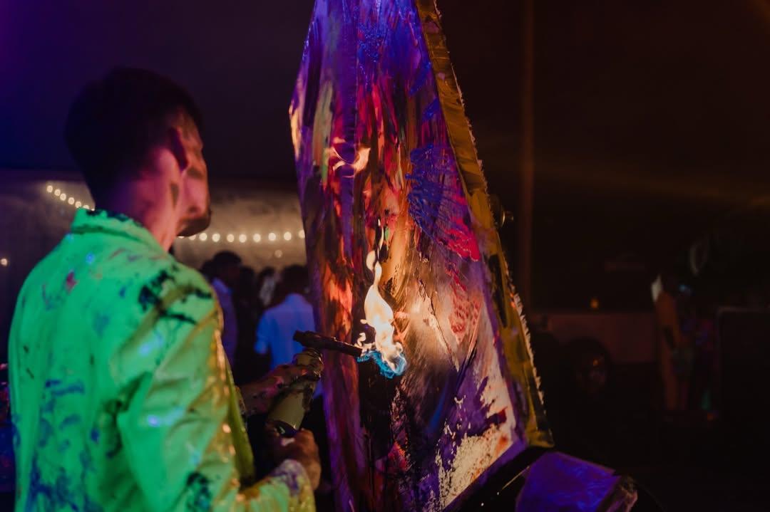 Arte en vivo bajo luz UV